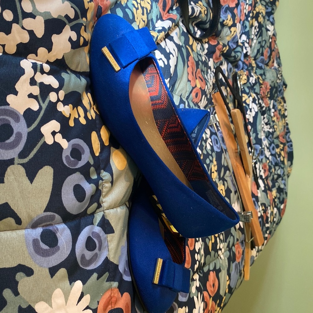 Cute blue flats with gold accents. 9 1/2 Wide